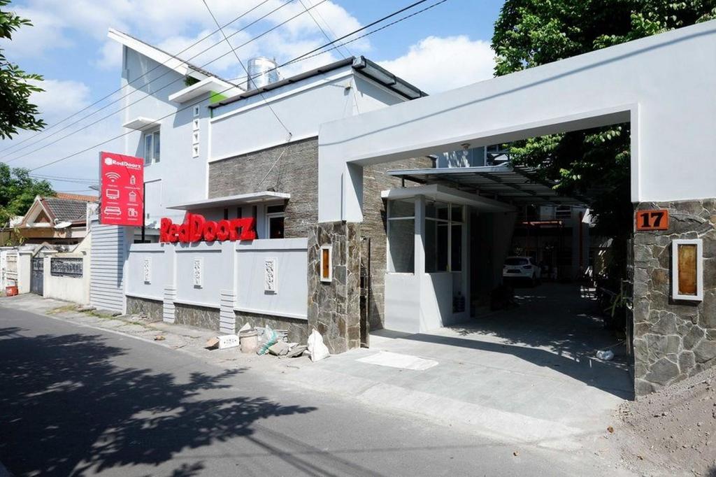 RedDoorz Near Solo Square 3