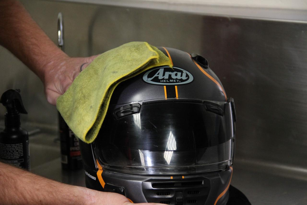 cuci helm solo