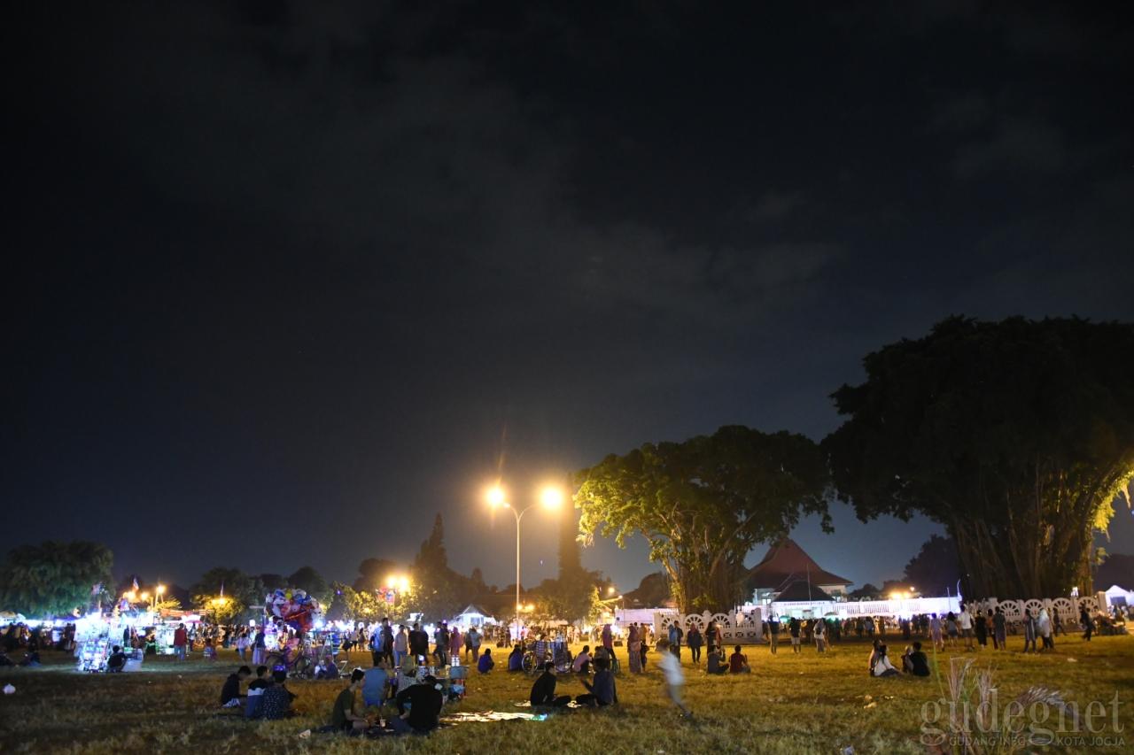 alun alun solo malam hari