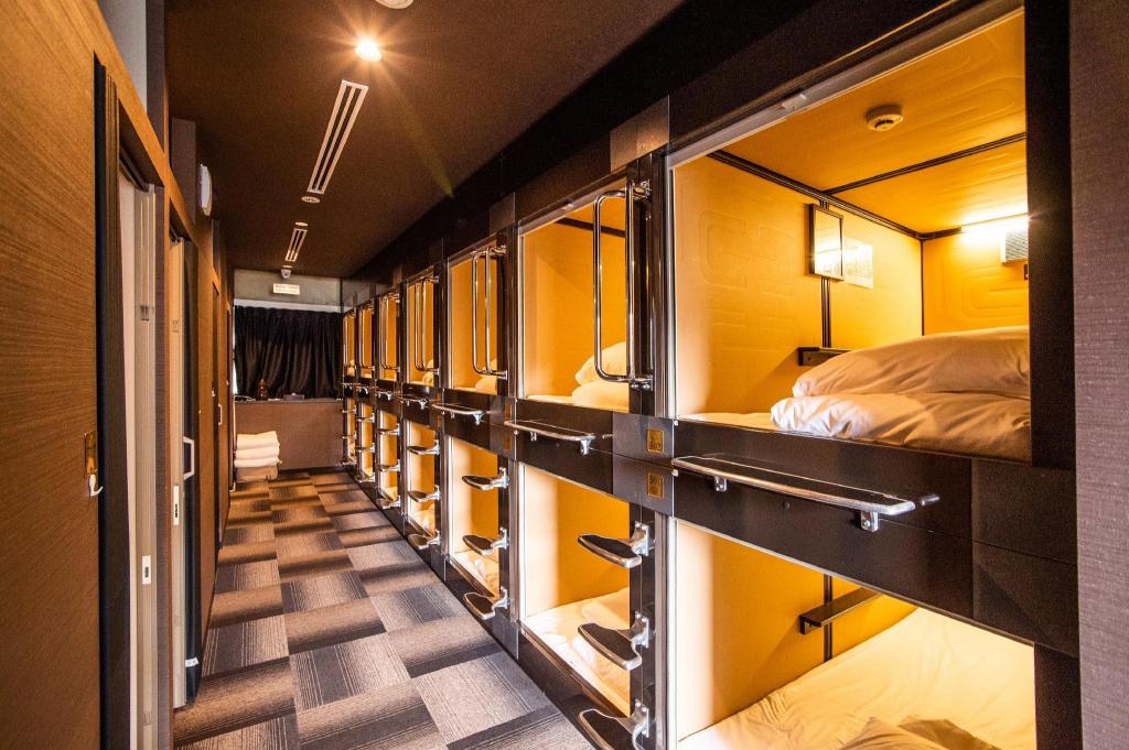 capsule hotel solo