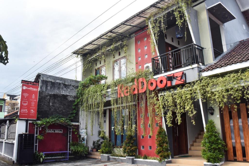 RedDoorz Plus near Hartono Mall Solo